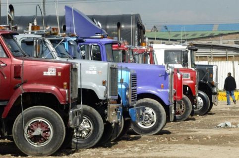 Vehículos de carga pesada paralizaron sus actividades en el marco del paro de conductores