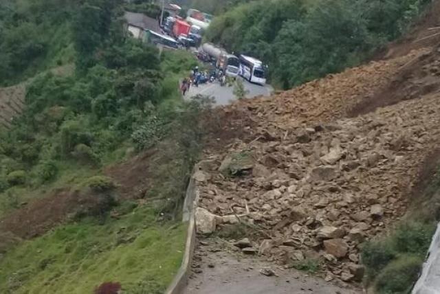 Deslizamiento en el corredor vial Calarcá-Cajamarca por fuertes lluvias