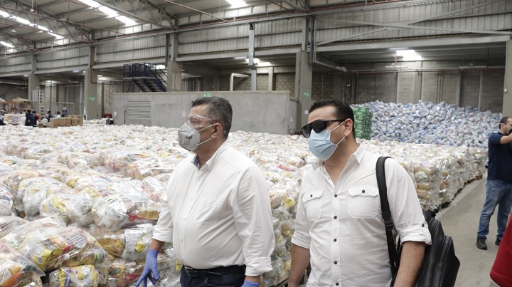 Orozco verifica proceso de empacado y distribución de kits nutricionales del Tolima