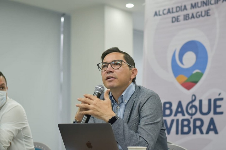 Alcalde Hurtado utiliza su cuenta de Twiter, para regañar a funcionarios