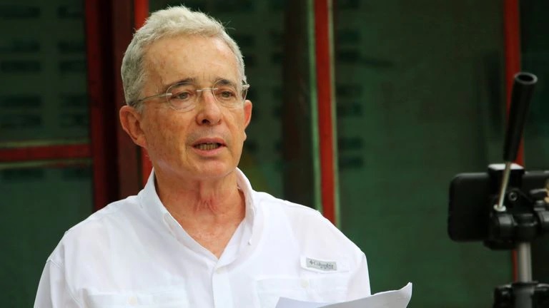 Encuesta revela que el 78% de colombianos no votará por el que diga Uribe en 2022