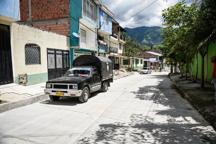 Pavimentada vía clave que comunica a El Salado