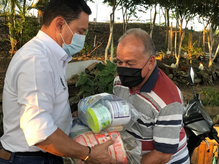 Entrega de kits nutricionales a víctimas de violencia y meseros de Ibagué