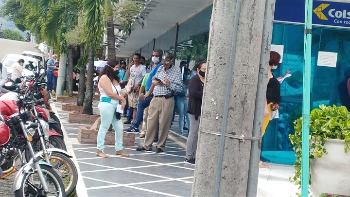 El suplicio de las colas en Colsubsidio Ibagué