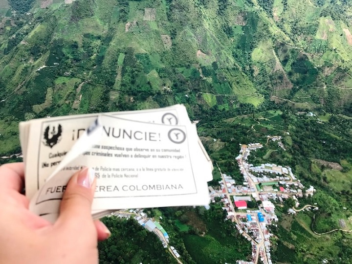 Ante inseguridad en veredas del Tolima y Huila, con volantes lanzados desde el aire, la FAC invita a denunciar