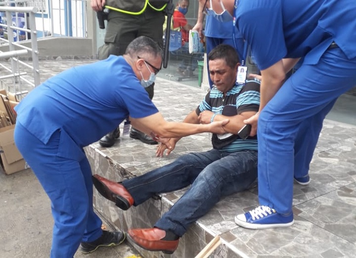 Pacientes se desmayan en Colsubsidio Ibagué esperando que los atiendan
