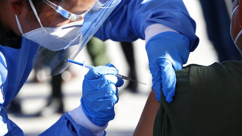 Vacuna contra el covid-19 reduce severidad de la enfermedad