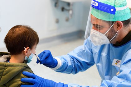 Vacuna de universidad Oxford se probará en niños