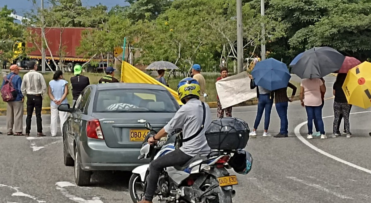 A esta hora bloqueada la entrada a Ibagué en la Glorieta de Picaleña