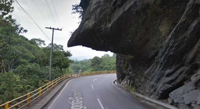 Abren paso a un carril en la Nariz del Diablo
