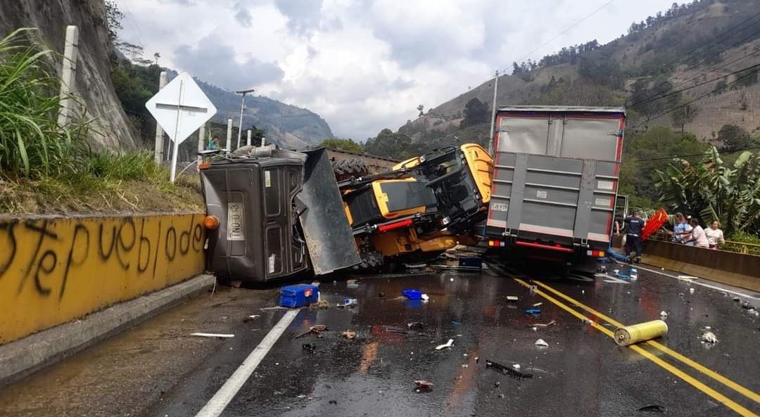 Cerrada La Línea por grave accidente entre vehículos de carga