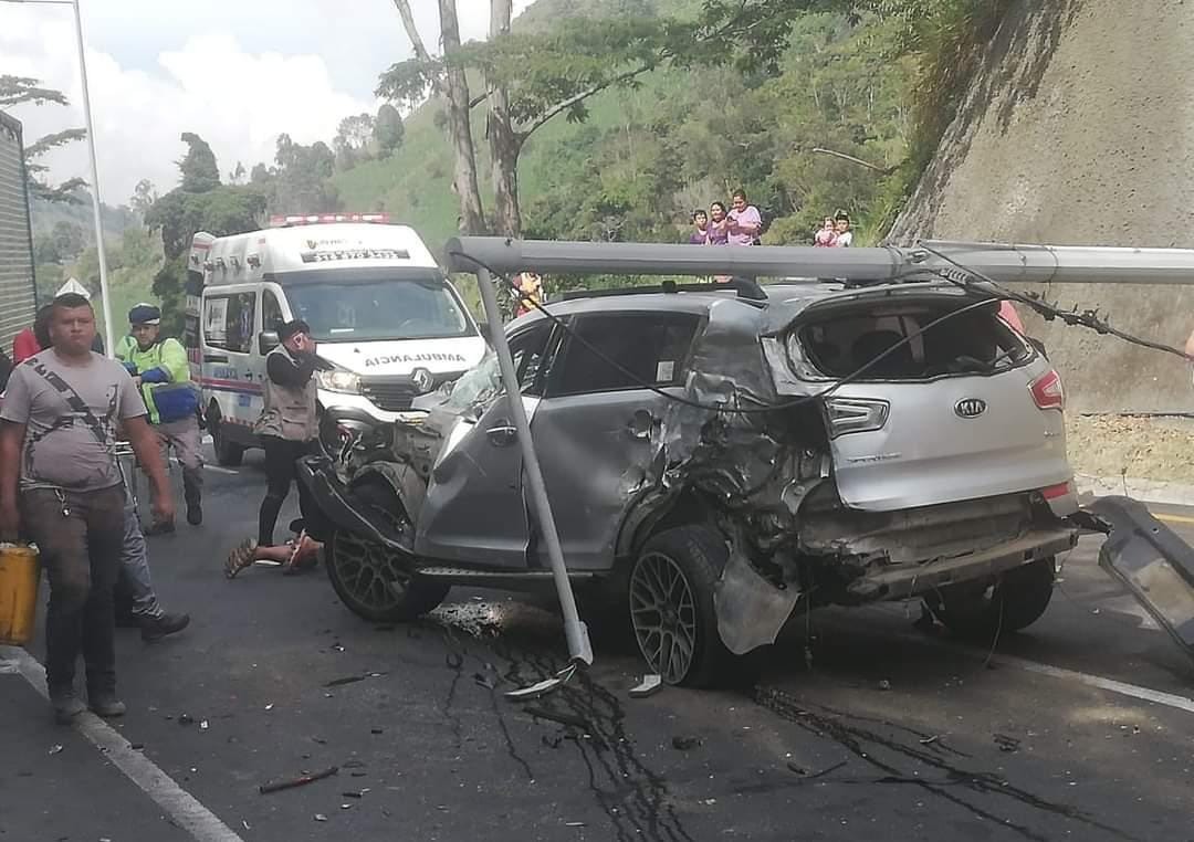 Accidente múltiple dejó una mujer muerta en La Línea