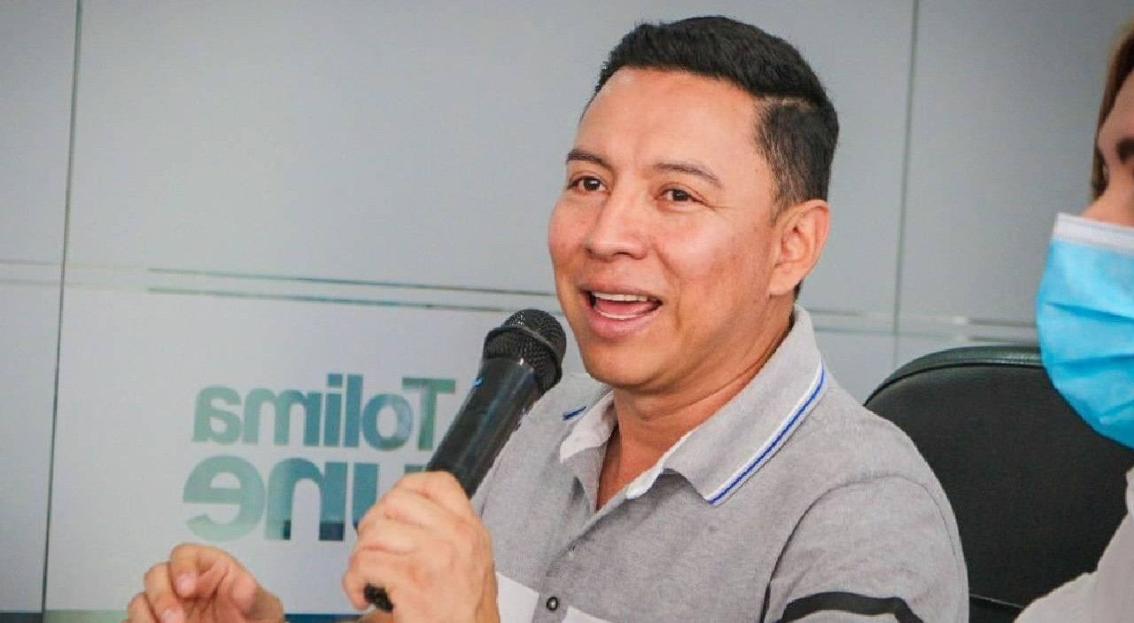 Acusan a Alexander Tovar por otorgar contrato a un compañero sentimental