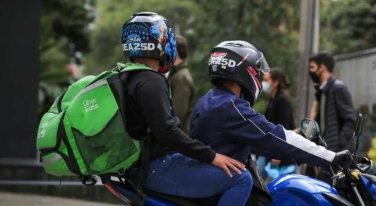 Adiós a las placas en el casco, motociclistas ya no estarán obligados a portarlas
