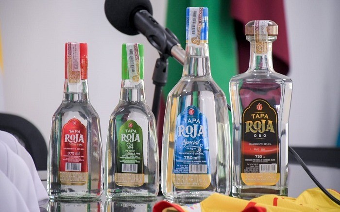 Aguardiente Tapa Roja es uno de los licores más exportados de Colombia