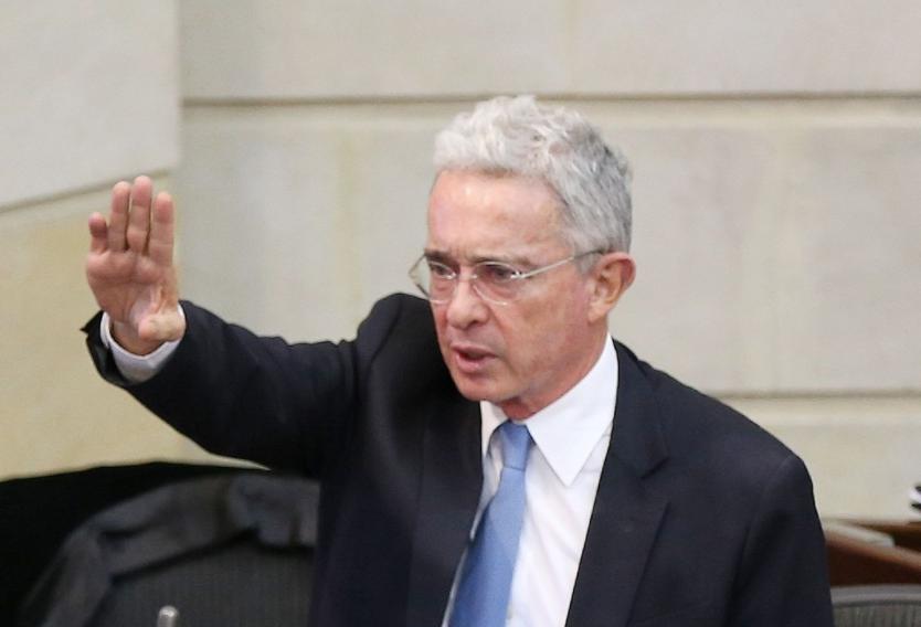 El expresidente Uribe y sus dos reveses en un día