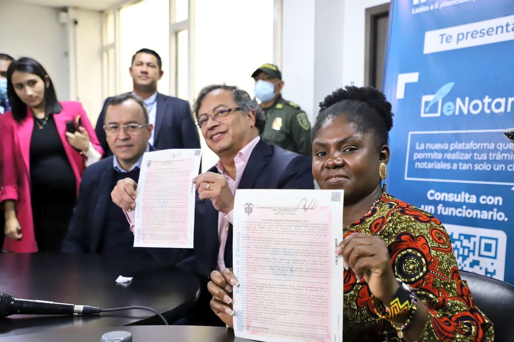 Ante un notario, Gustavo Petro y Francia Márquez se comprometieron a no expropiar