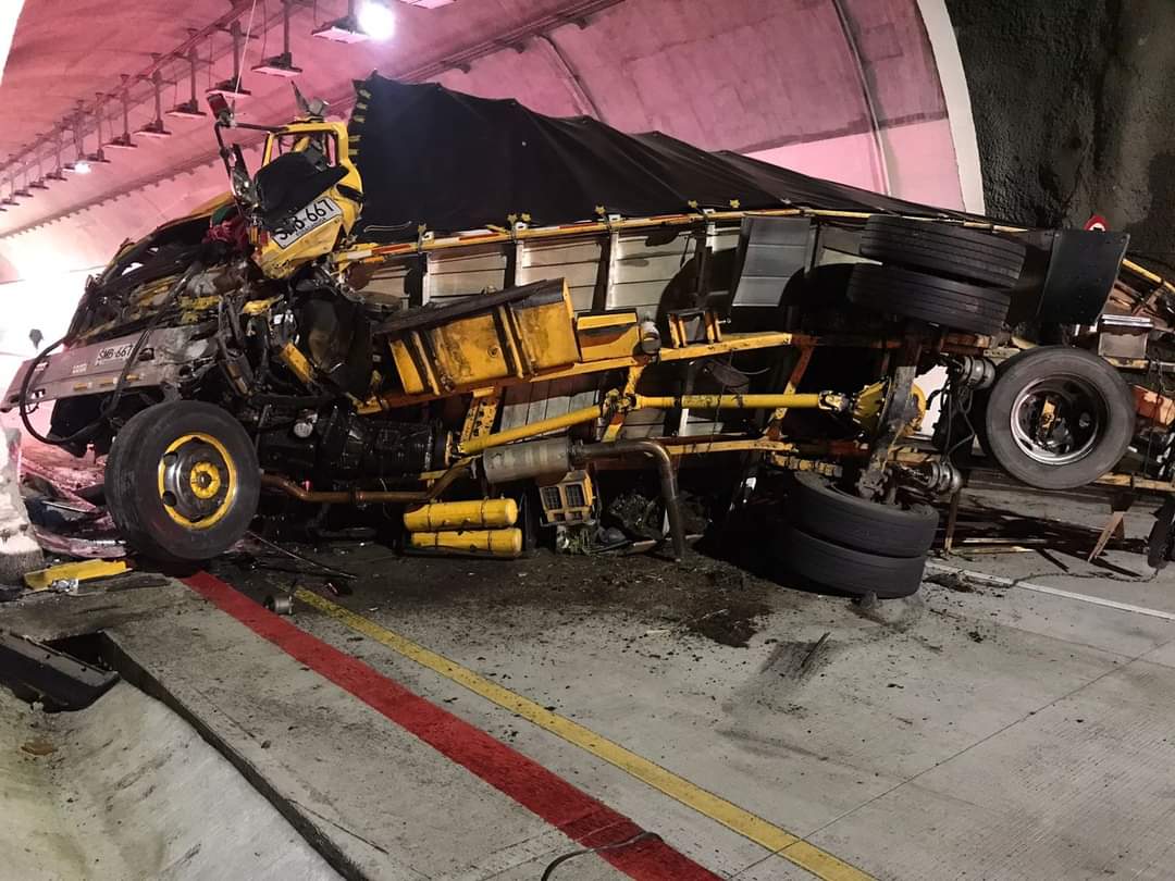 Aparatoso accidente en uno de los túneles de la vía La Línea