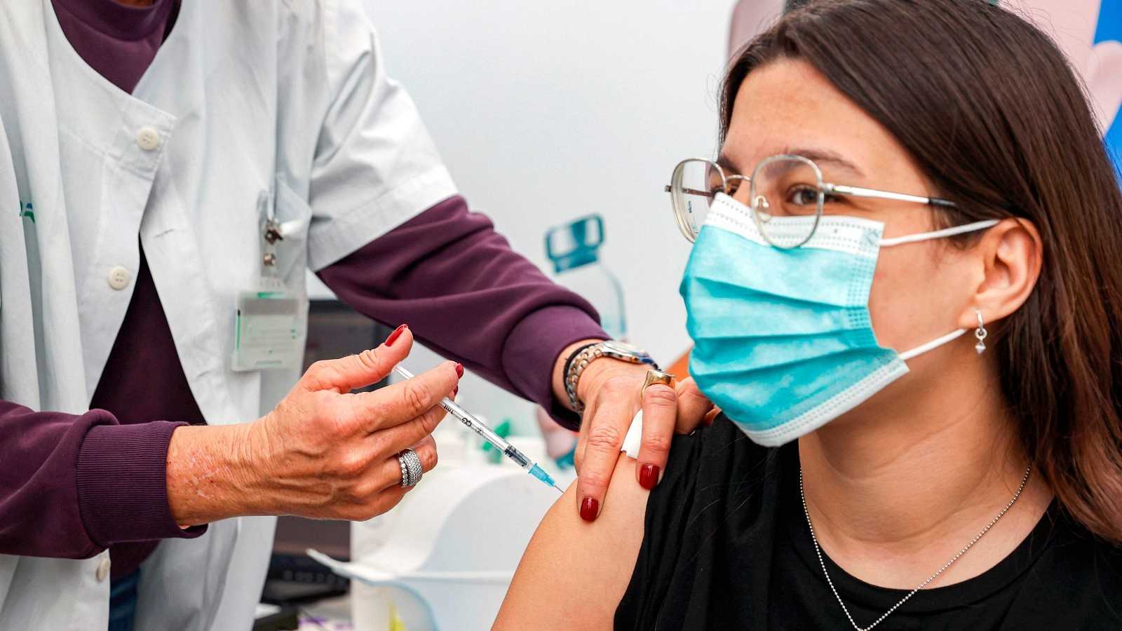 Aprueban la cuarta dosis contra el covid-19 en población de 12 a 49 años