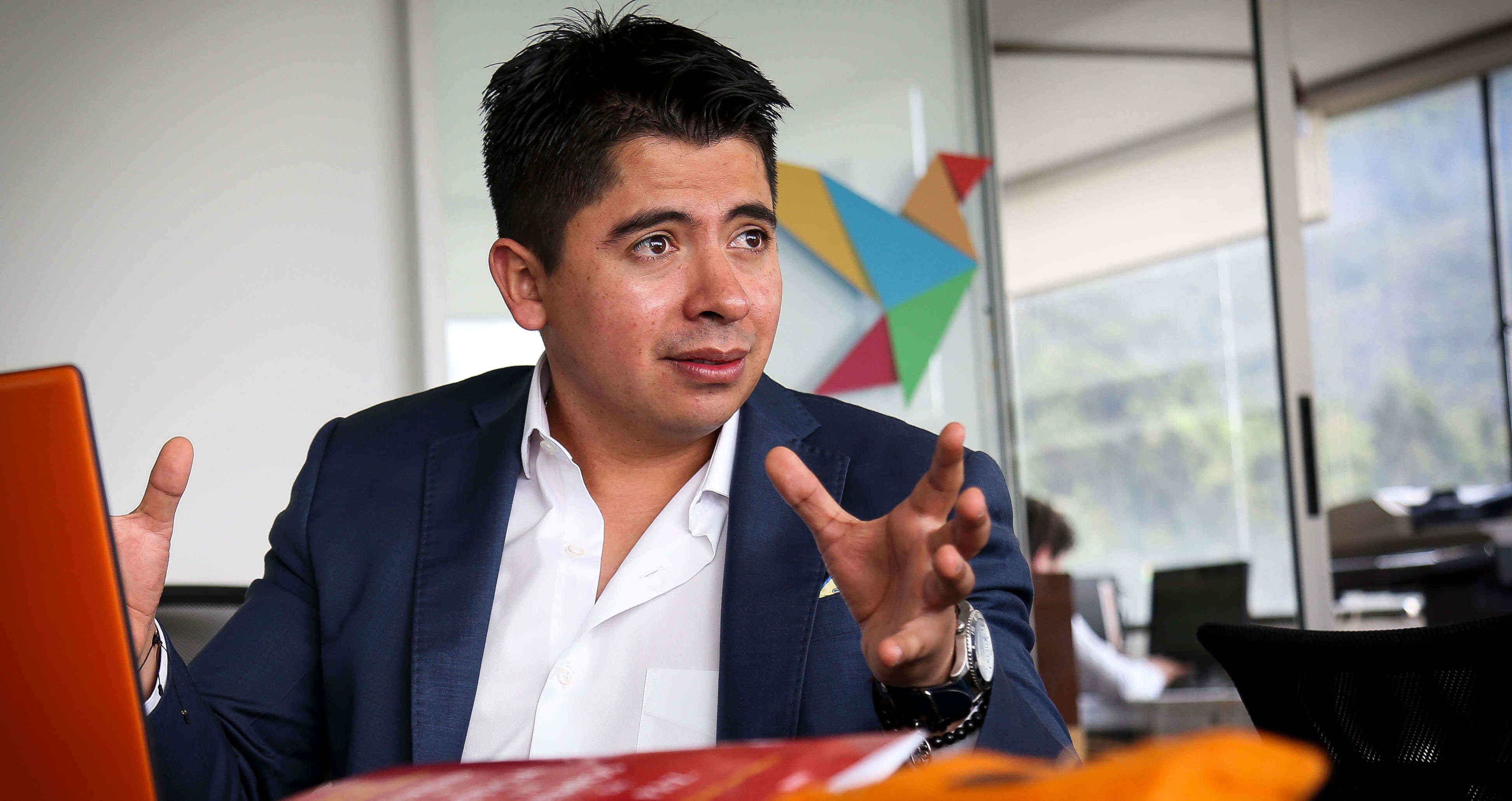 Ariel Ávila anuncia apoyo a Fajardo
