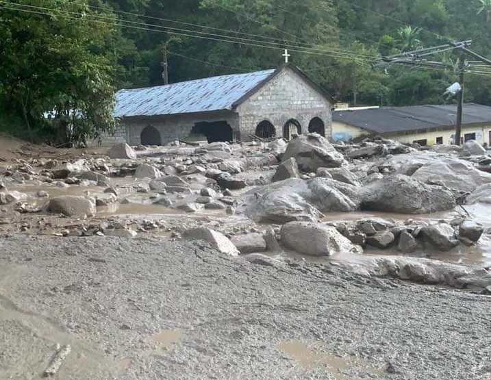 8 personas desaparecidas por desbordamiento de río en Chaparral