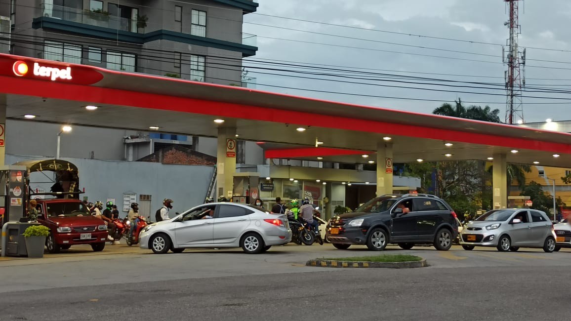 Precio de galón de gasolina subió $600