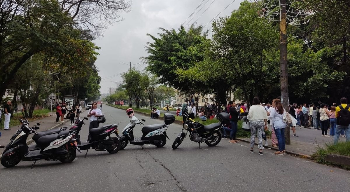 Bloqueada la carrera 5ª, padres de estudiantes cierran la vía