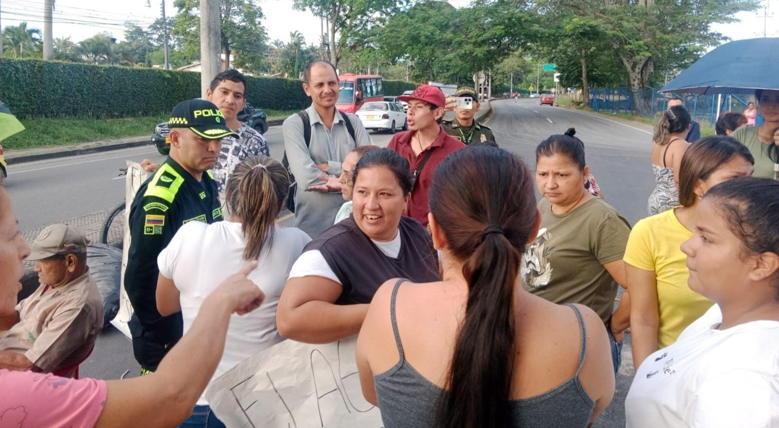 Bloquean vías por falta de agua en Picaleña