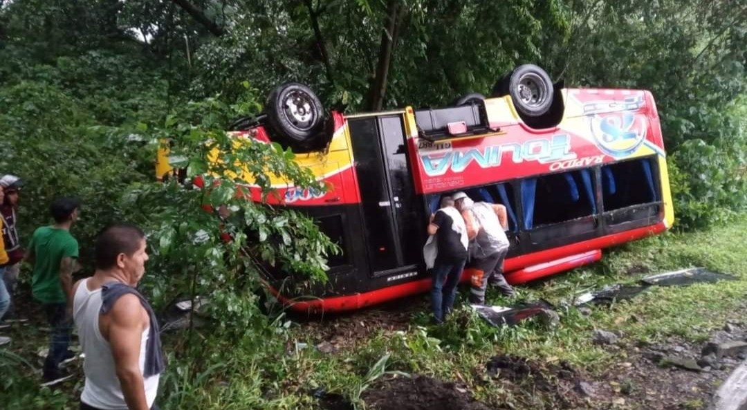 Bus de Rápido Tolima se volcó en la vía Ibagué - Mariquita