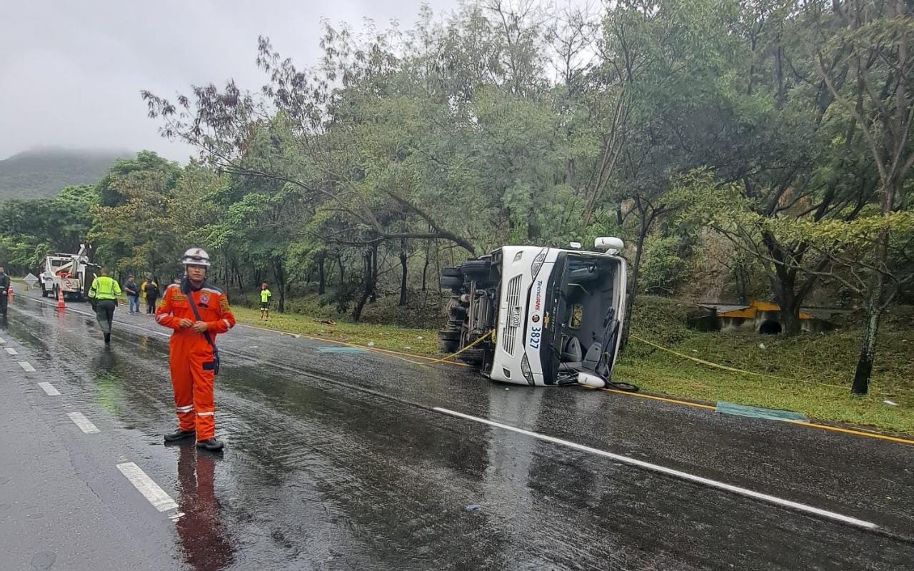 Bus de Expreso Bolivariano se volcó en la vía Ibagué - El Espinal