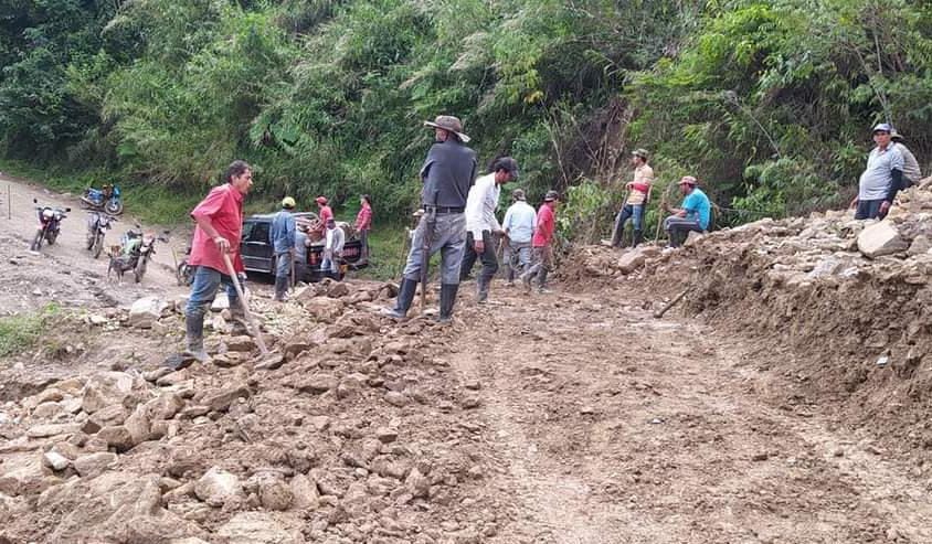 Campesinos de Tapias arreglan la vía con sus propias manos y herramientas