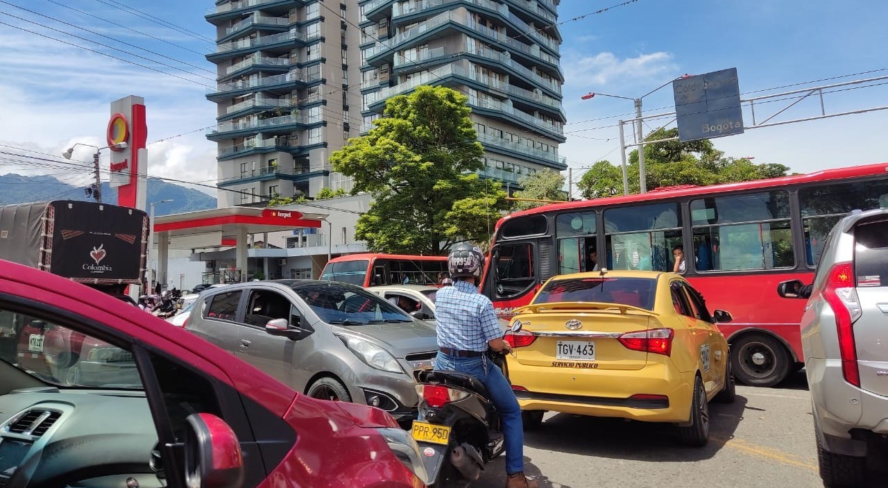 Caos vehicular en la Carrera Quinta con calle 30 por culpa de semáforos dañados
