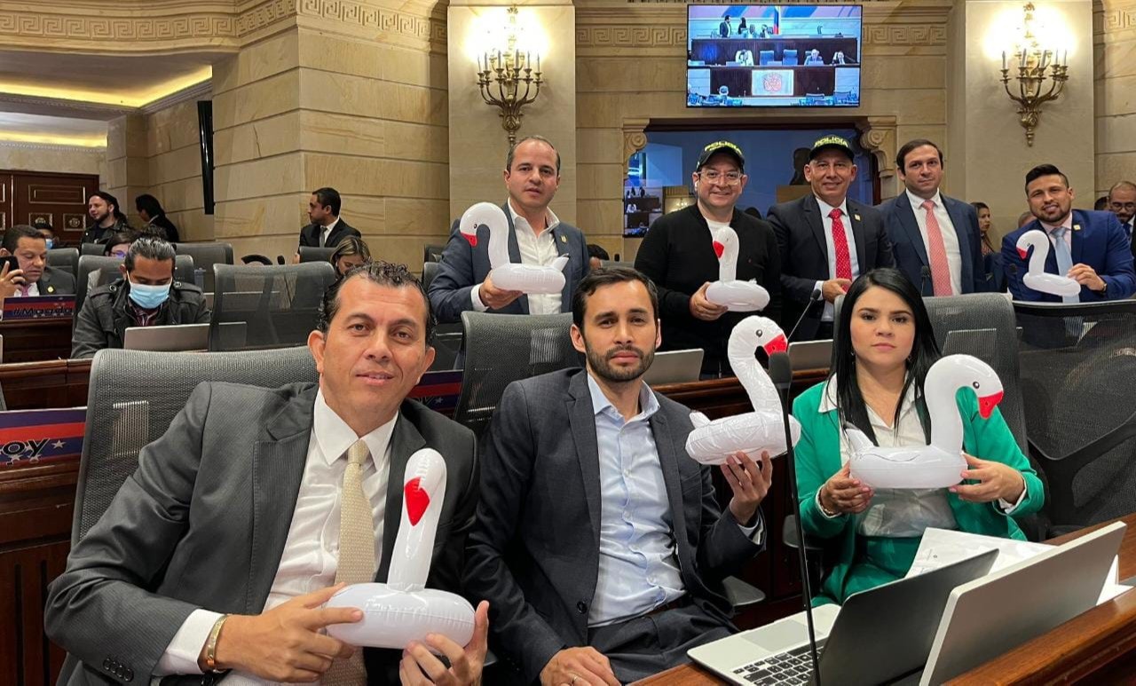Carlos Edward Osorio apareció con un ganso inflable para criticar al gobierno Petro