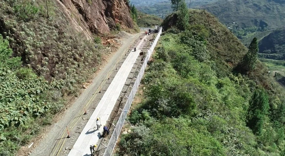 Celsia mejora vías terciarias en 7 veredas de Ataco