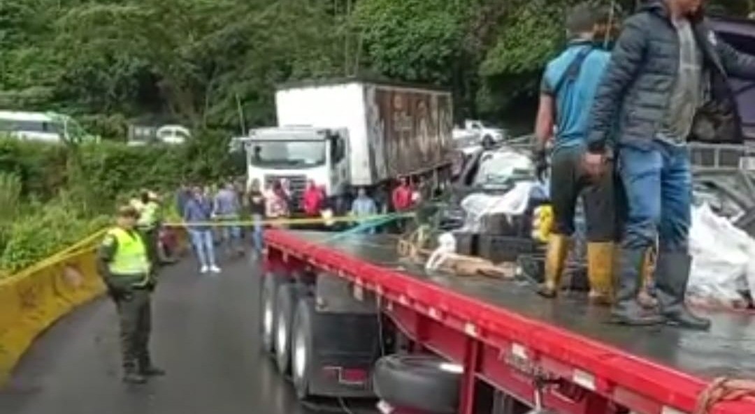 Cerrada La Línea por accidente de tractomulas