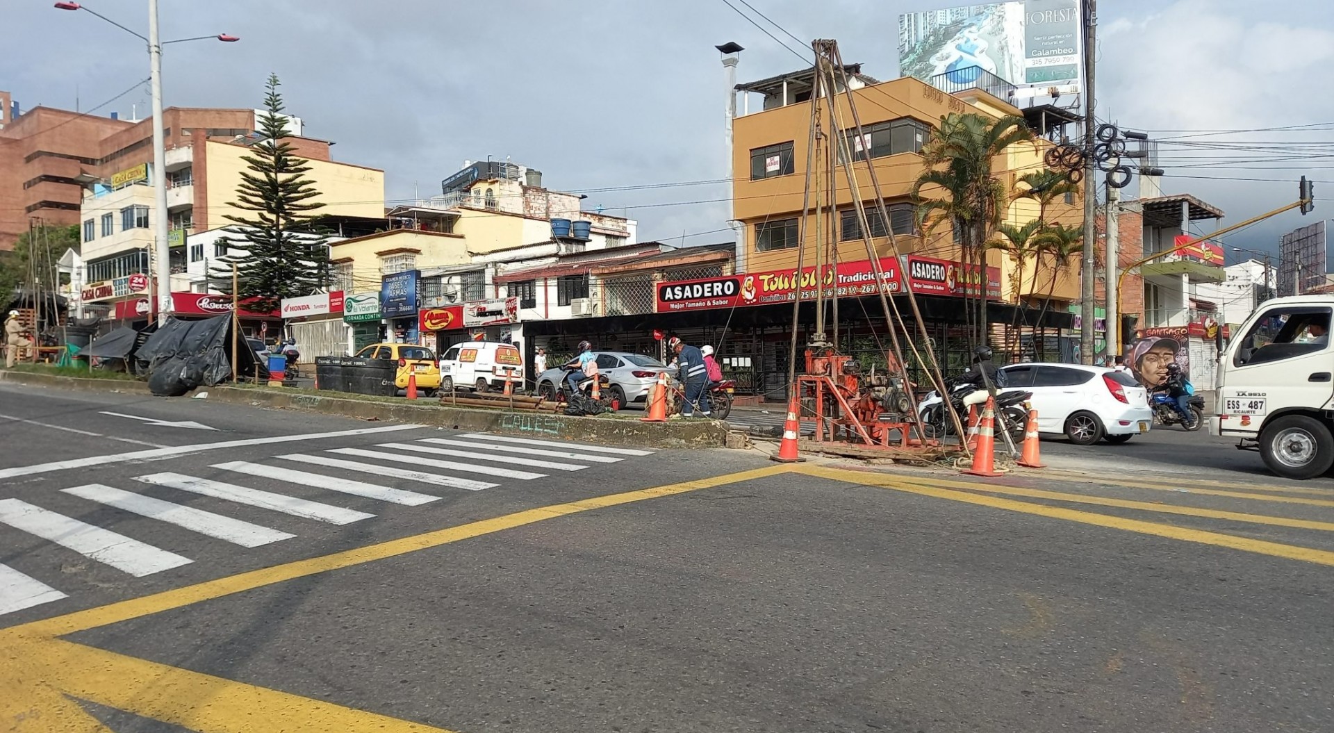 Cierran la calzada bajando de la carrera Quinta por obras del puente elevado