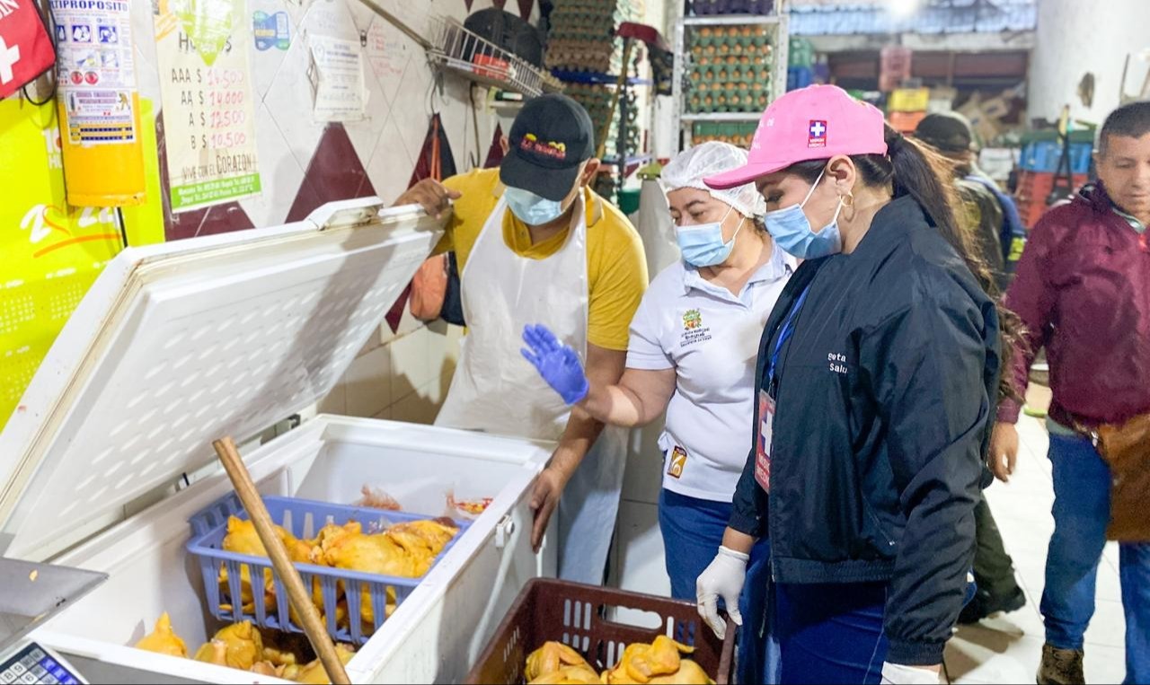 Cierran negocio por vender pollo en malas condiciones en la Plaza de la 21