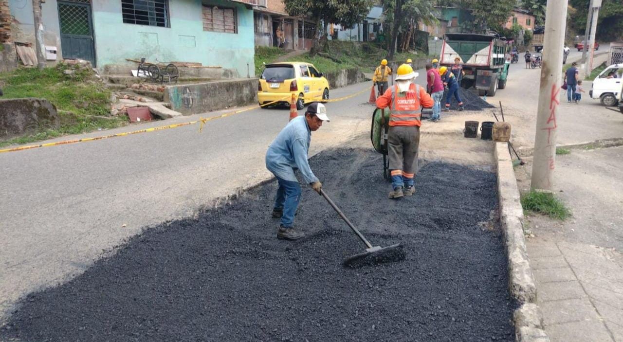 Cierran vía del barrio Eduardo Santos por obras de reparcheo