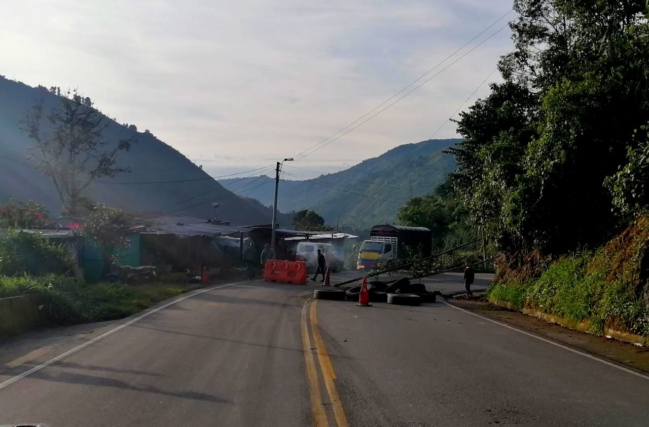 Persisten cierres de manifestantes en cuatro vías del Tolima
