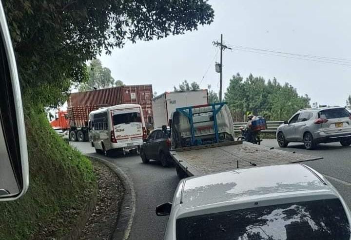 Colapsó de nuevo la vía Ibagué - Cajamarca: conductores completan hasta 8 horas de espera