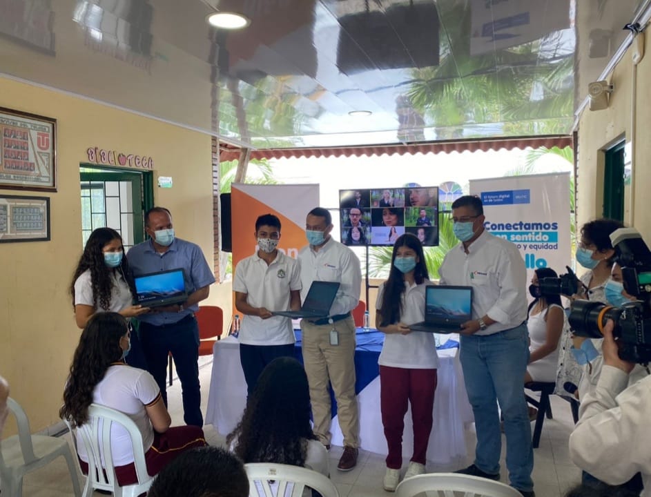 Colegio de Coello recibió 20 computadores