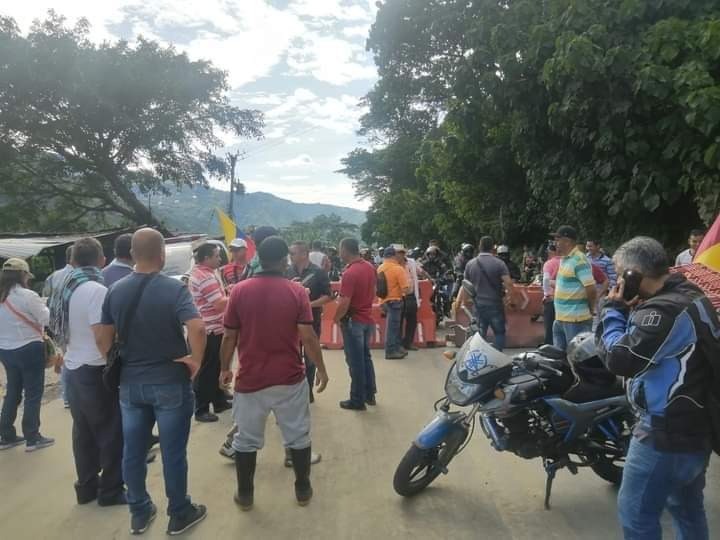 Comunidad bloquea la vía Ibagué - Cajamarca