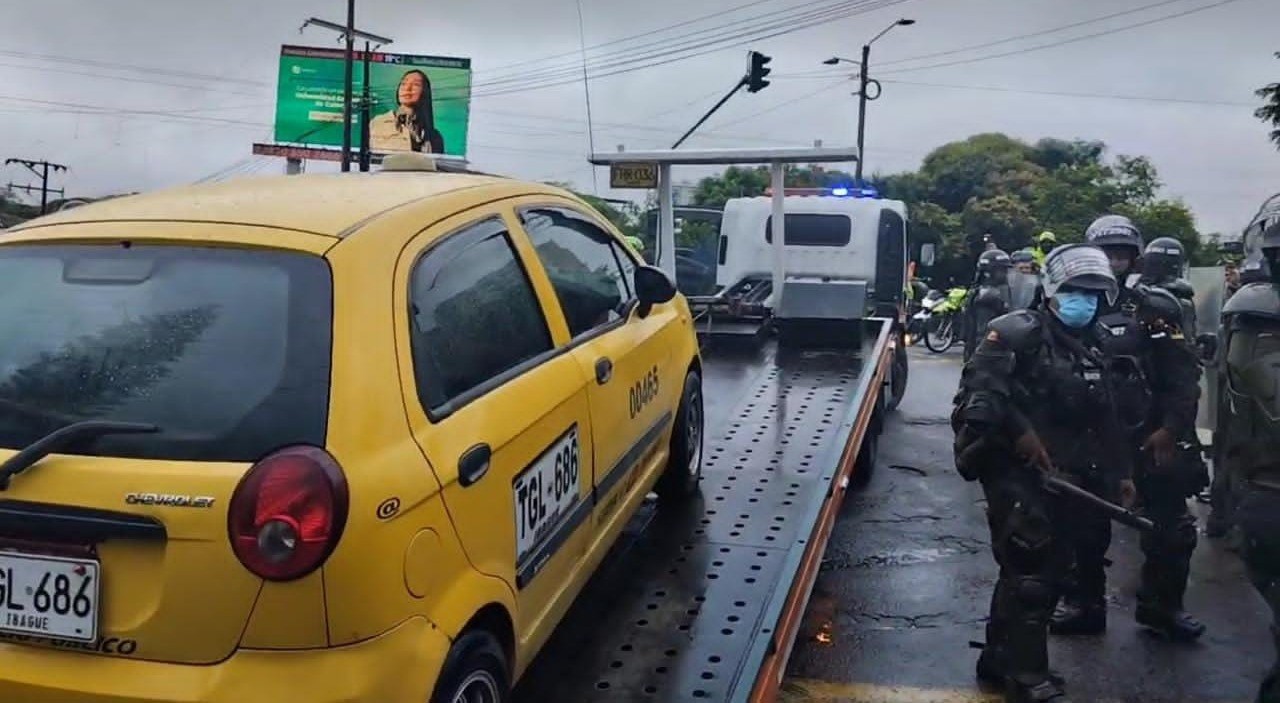 Con grúas levantan paro de taxistas en la calle 60 de Ibagué