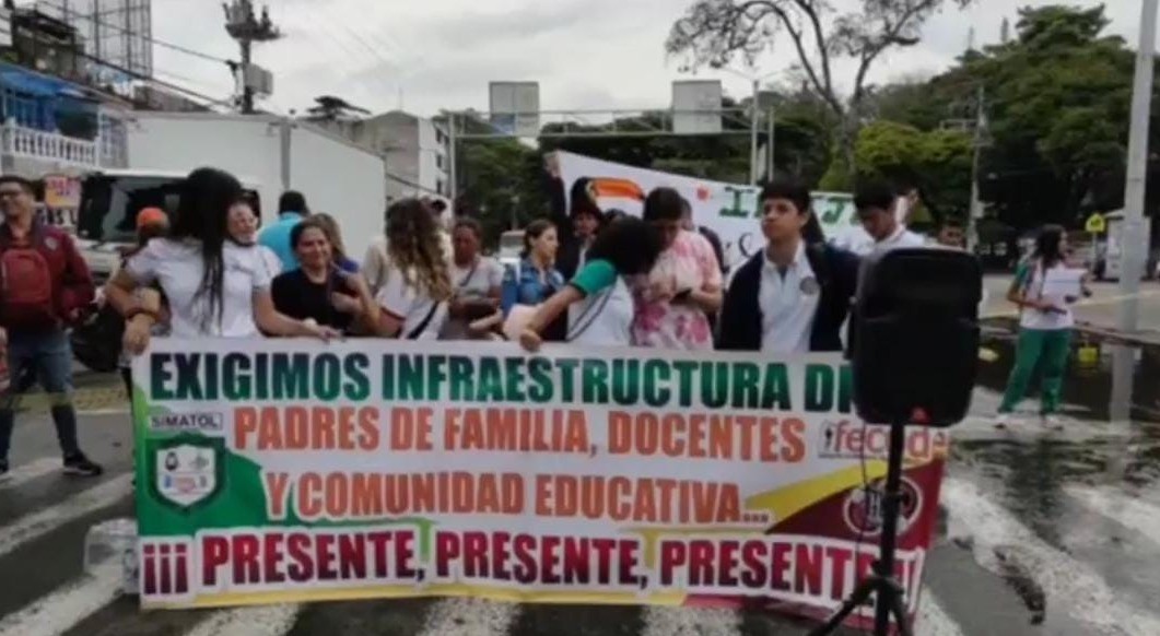 Con plantón, las comunidades educativas claman por colegios dignos en Ibagué