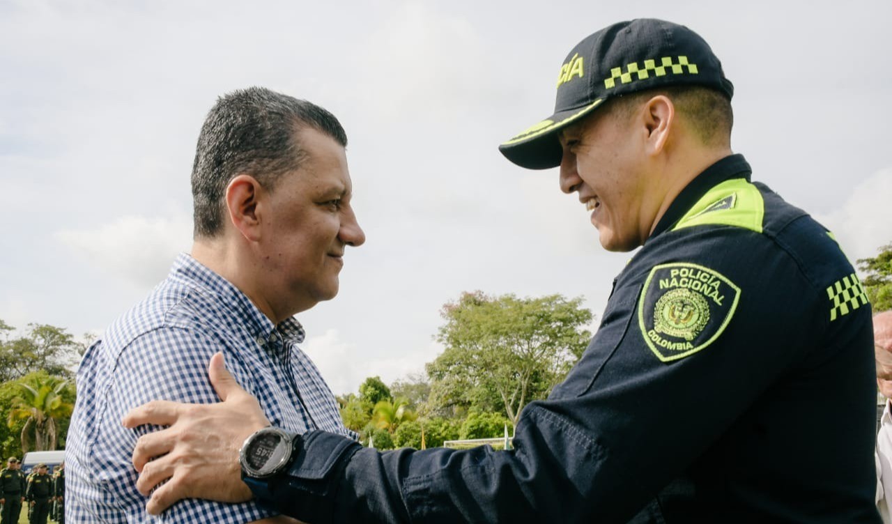 Condecorado el gobernador Ricardo por la Policía Nacional