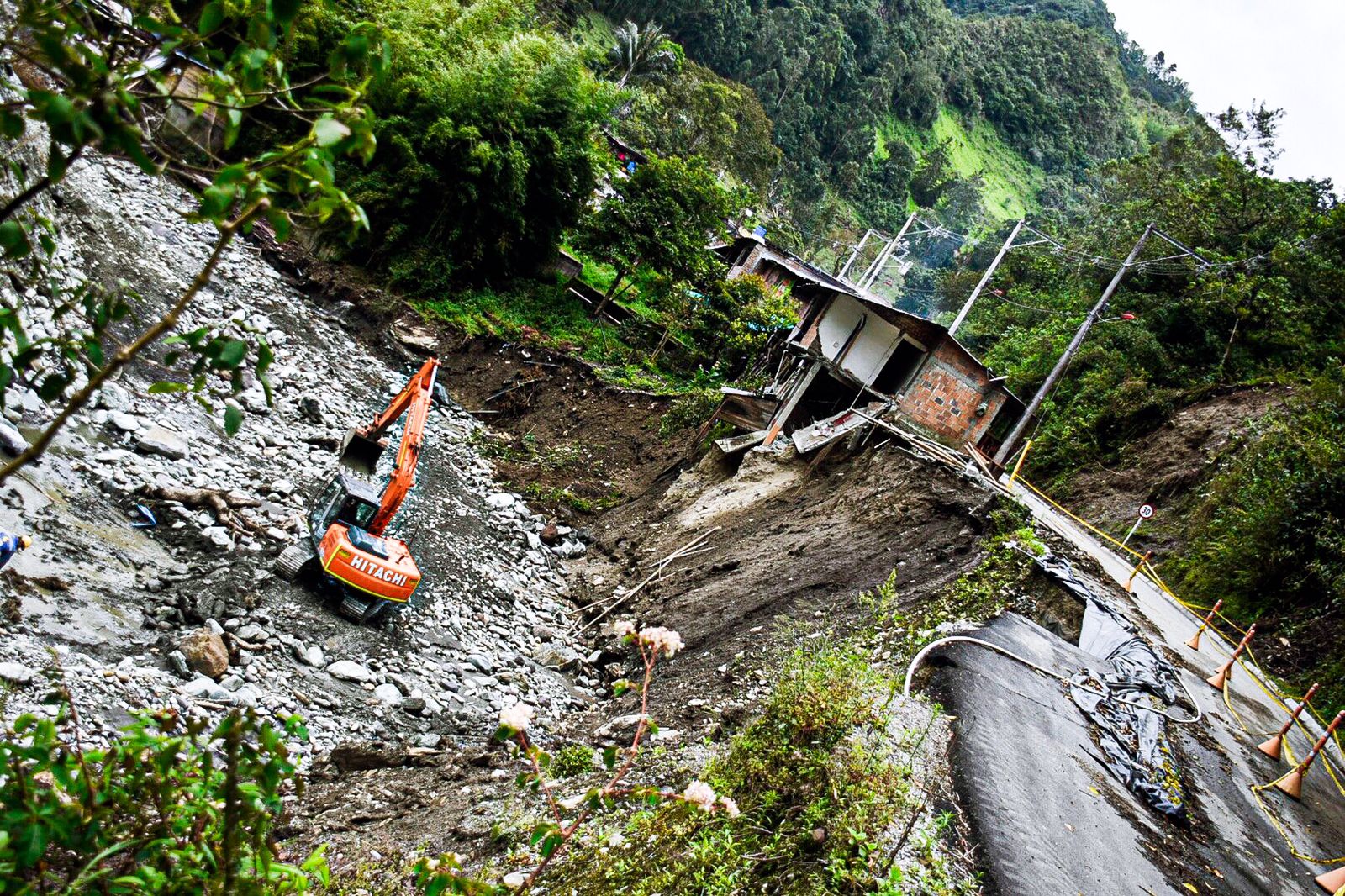 Construyen 'jarillón' para evitar nuevos desbordamientos del río Combeima