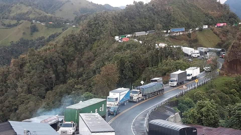 Continúa cerrado el paso por La Línea y también colapsó la vía Fresno - Manizales
