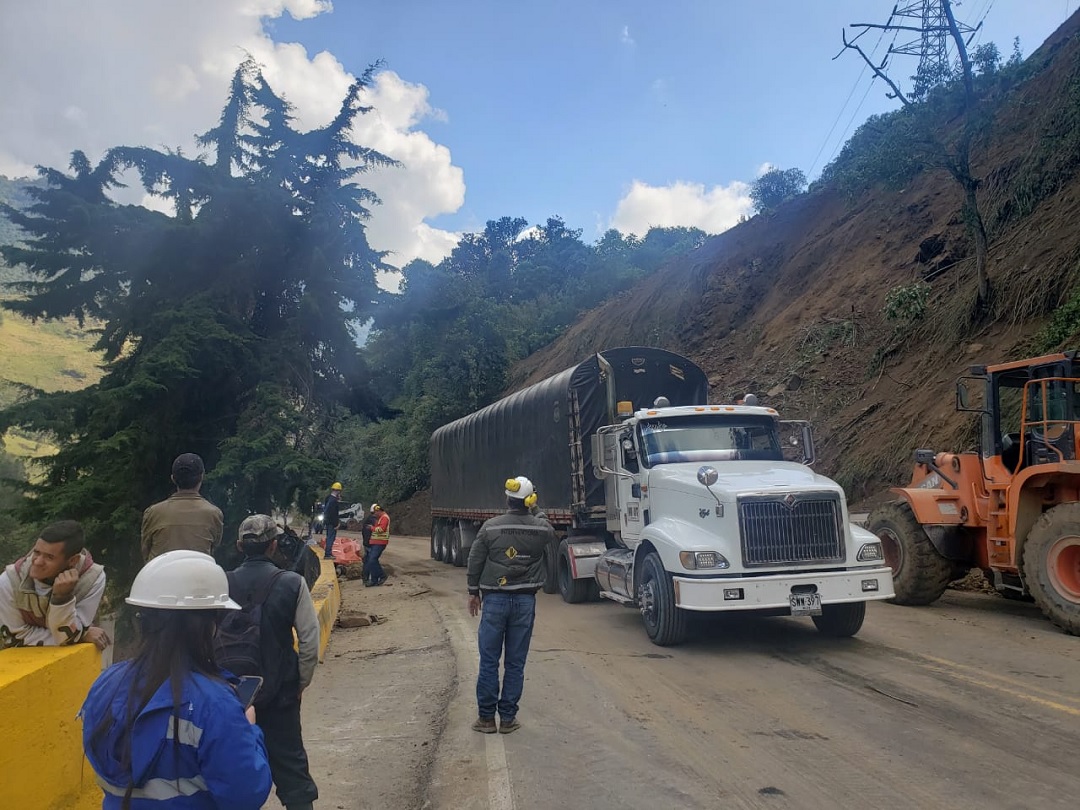 INVÍAS habilita paso a un carril en la vía Cajamarca-Calarcá, tras derrumbe en sector La Paloma