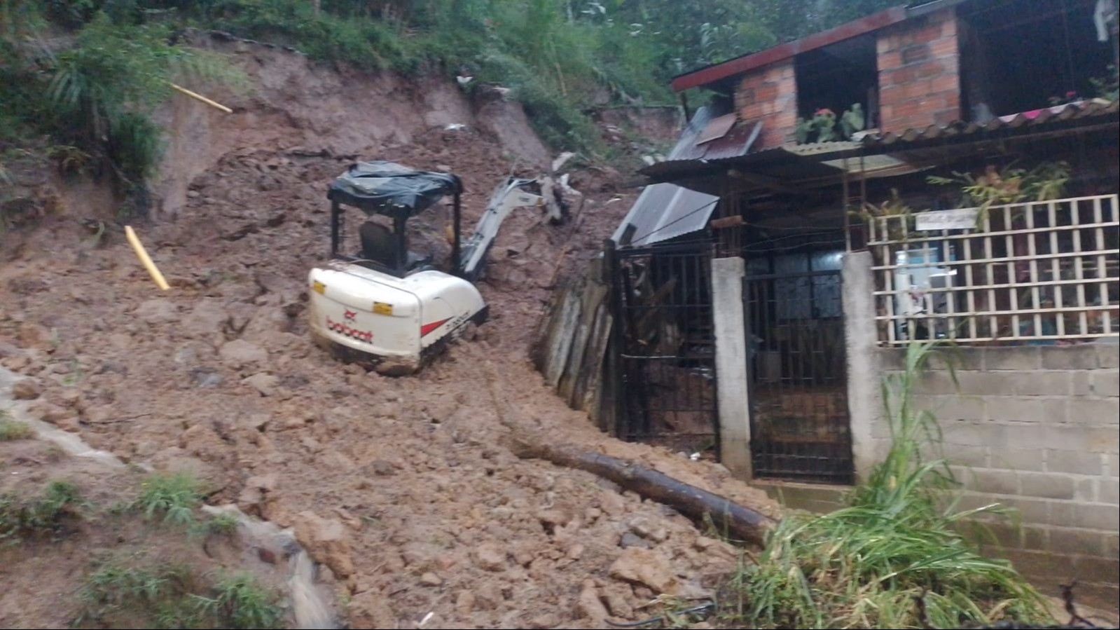 Derrumbes amenazan con sepultar viviendas en varios sectores de Ibagué