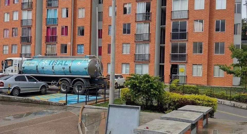 Desespero en la Arboleda Campestre tras completar cinco días sin agua potable